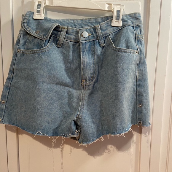 Jean Shorts with Pocket Detail - Picture 4 of 9